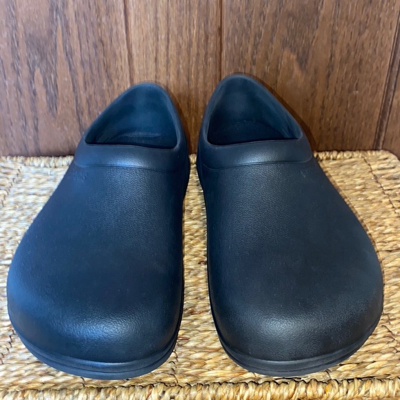 Crocs Unisex-Adult Men's and Women's on The Clock Clog Slip Resistant Work Shoes - Picture 2 of 12